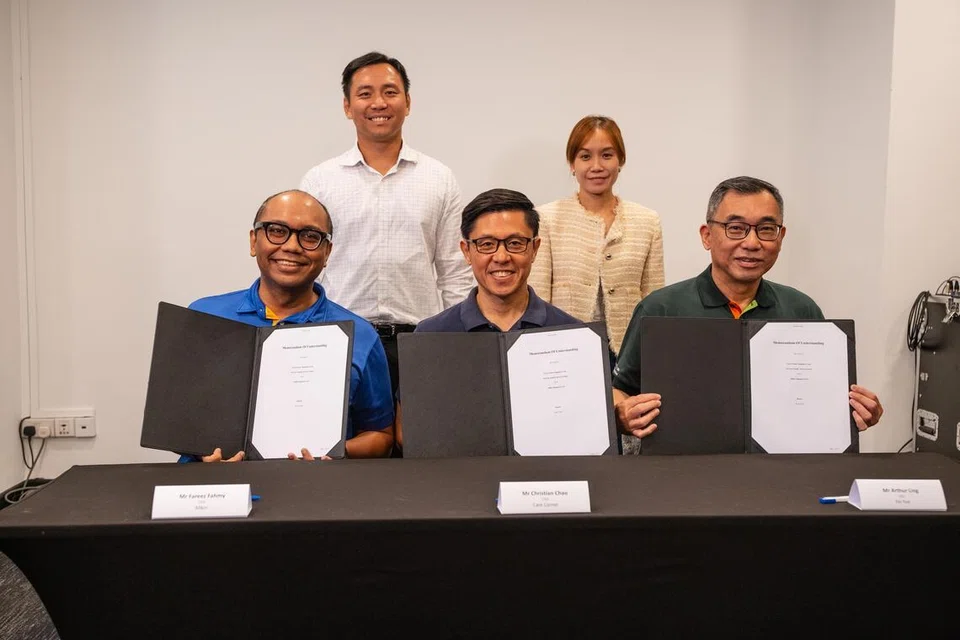 Majlis menandatangani Memorandum Persefahaman (MOU) ‘Innovation Collective’ dihadiri (depan, dari kiri), Ketua Pegawai Eksekutif (CEO) Allkin Singapore, Encik Fareez Fahmy; CEO Care Corner Singapore, Encik Christian Chao; dan CEO Fei Yue, Encik Arthur Ling.