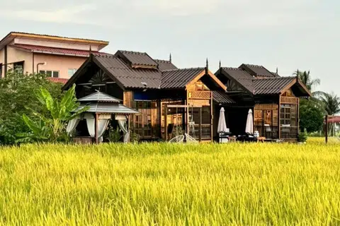 Inap desa yang terletak di tengah sawah di Sekinchan, Selangor, ini kian  menerima pelancong termasuk dari Singapura yang mahu menikmati pengalaman kehidupan di desa.