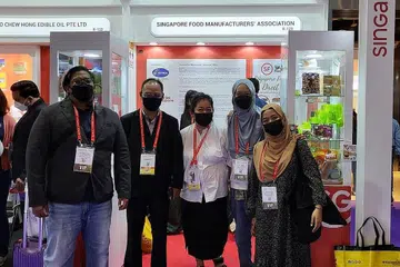 TEROKA PELUANG BARU: Wakil Wahyu Brand termasuk Encik Norhashim (dua dari kiri) dan Encik Rafiq (paling kiri) semasa menyertai pameran Gulfood di Dubai bulan lalu. - Foto WAHYU BRAND