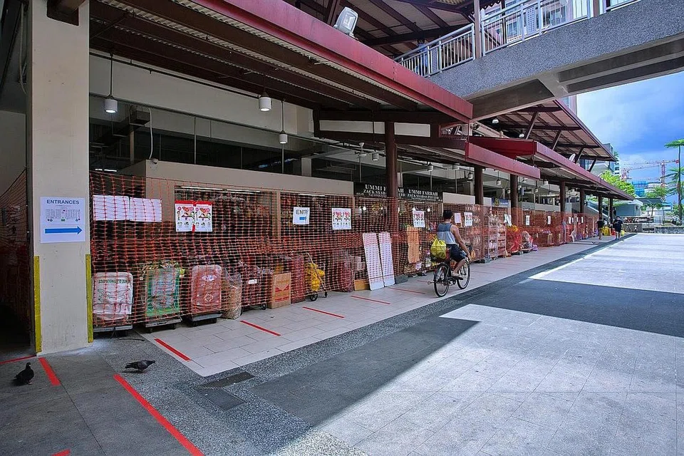 KURANG SIBUK: Walaupun terdapat ramai orang yang beratur panjang pada sekitar 7 pagi semalam, keadaan di Pasar Geylang Serai kembali lengang selepas sekitar satu jam, dengan pegawai penguatkuasa juga hadir bagi mengawal keadaan di situ. Pengunjung yang datang ke pasar itu juga menggunakan pelitup muka dan mengekalkan jarak selamat antara satu sama lain. Pasar Geylang Serai menarik perhatian pada hari cuti umum Good Friday baru-baru ini selepas ramai orang dilihat beratur panjang untuk mendapatkan barang pasar mereka. - Foto BH oleh ZALEHA ABDUL KADER 