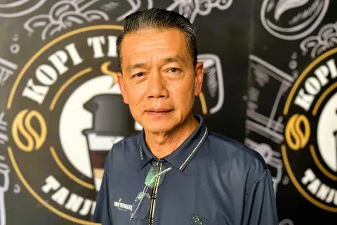 Pemilik Kopi Tenggek Tanjung Piai, Encik Ghazaley Ayiub.