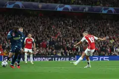 SUDAH BERSEDIA: Leandro Trossard (kanan) menjaringkan gol kedua Arsenal dalam kemenangan 4-0 ke atas PSV Eindhoven di Stadium Emirates, sekali gus menunjukkan mereka bersedia berdepan dengan Tottenham Hotspur dalam perlawanan Liga Perdana England (EPL) pada Ahad.