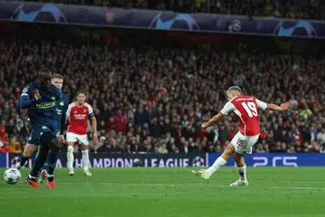 SUDAH BERSEDIA: Leandro Trossard (kanan) menjaringkan gol kedua Arsenal dalam kemenangan 4-0 ke atas PSV Eindhoven di Stadium Emirates, sekali gus menunjukkan mereka bersedia berdepan dengan Tottenham Hotspur dalam perlawanan Liga Perdana England (EPL) pada Ahad.