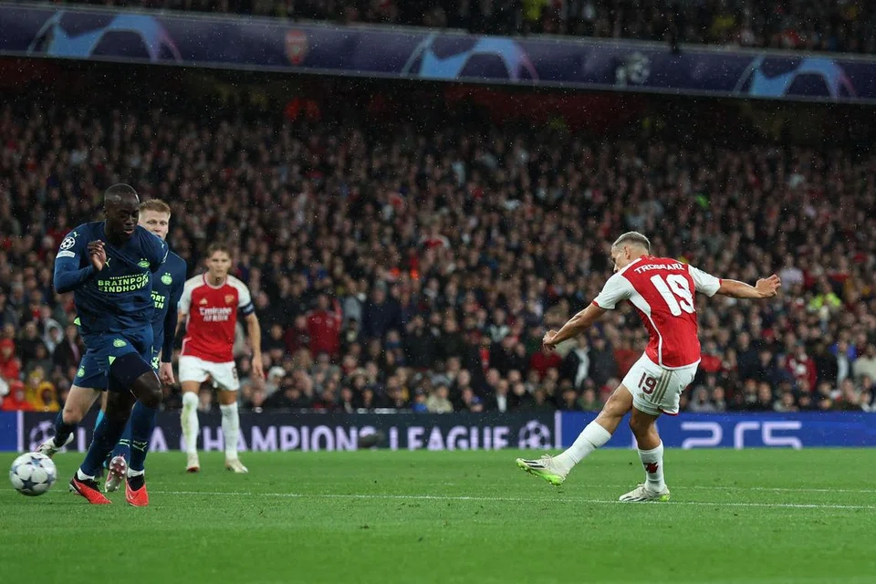 SUDAH BERSEDIA: Leandro Trossard (kanan) menjaringkan gol kedua Arsenal dalam kemenangan 4-0 ke atas PSV Eindhoven di Stadium Emirates, sekali gus menunjukkan mereka bersedia berdepan dengan Tottenham Hotspur dalam perlawanan Liga Perdana England (EPL) pada Ahad.
