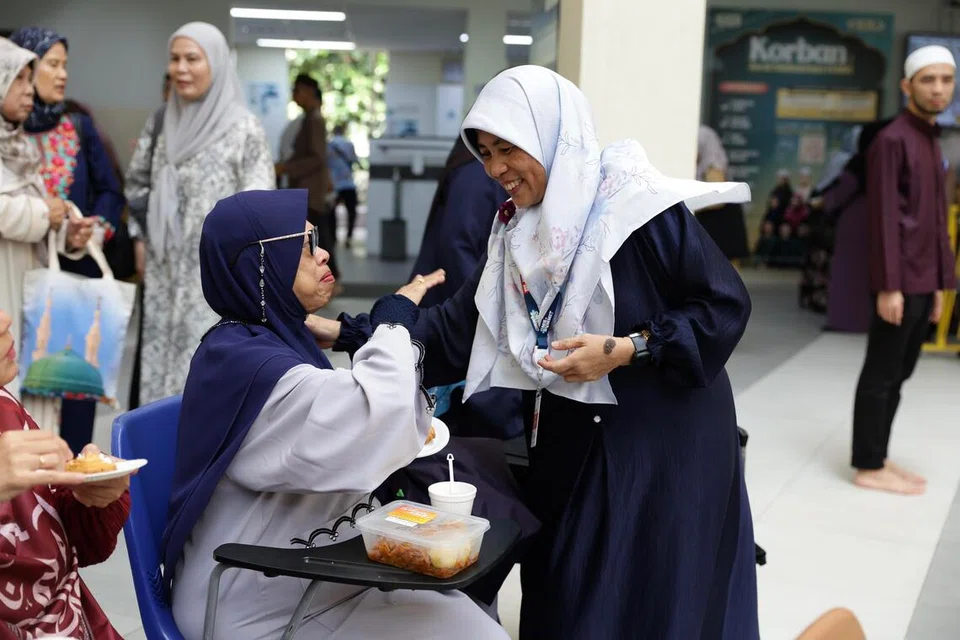 Seorang anggota jemaah Masjid Al-Muttaqin bersalaman dengan sukarelawan masjid, Cik Latipah Abdul Rahman (kanan), selepas sesi ceramah di masjid tersebut. Ceramah itu diadakan sebelum kegiatan sukan dan permainan di bawah program, Santunan Emas, pada 26 Ogos.