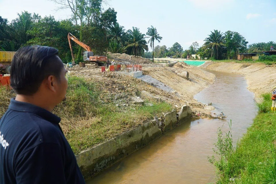 Pengerusi Jawatankuasa Kerja Raya, Pengangkutan, Infrastruktur dan Komunikasi Johor, Encik Mohamad Fazli Mohamad Salleh, meninjau kemajuan Projek Rancangan Tebatan Banjir (RTB) Sungai Pemandi, Kota Tinggi, yang sedang dalam pembinaan dan dijangka siap pada April 2026.
