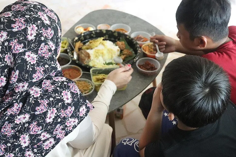 HIDANGAN ISTIMEWA: AMP melancarkan kempen tajaan jamuan malam kepada 1,200 penerima bantuan sebagai sebahagian sambutan ulang tahunnya yang ke-30 tahun ini. - Foto AMP