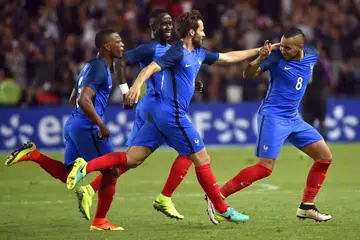 WIRA DIRAIKAN: Penjaring gol kemenangan Perancis, Dimitri Payet (kanan), meraikan golnya dengan rakan-rakan lain semasa membantu pasukan negaranya menewaskan Cameroon dalam perlawanan persiapan menghadapi Euro 2016. - Foto AFP