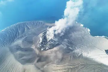 Gunung Anak Krakatau memuntahkan bahan gunung berapi ke udara ketika meletus di Selat Sunda, Indonesia, pada 5 September. Gunung berapi itu kini berada pada Tahap Tiga, iaitu tahap amaran kedua tertinggi.