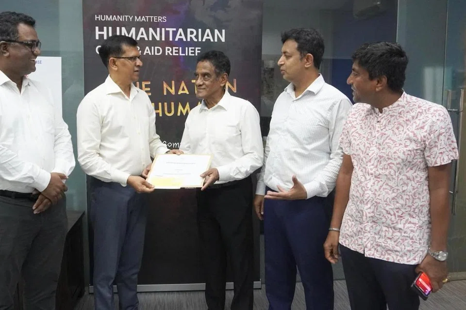 (Dari kiri) Encik Mohammad Mostafizur Rahman (Setiausaha, Jawatankuasa Penasihat SBS), Encik Subrata Saha (Setiausaha Agung SBS), Encik Noor Mohd Marican (Timbalan Pengerusi, Humanity Matters), Encik Kamal Hossain (Bendahari SBS) and Encik Zillur Rahman Siddiqui (Presiden SBS).