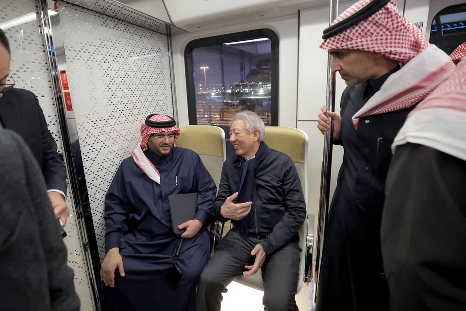 Menteri Kanan, Encik Teo Chee Hean (duduk, kanan), menaiki kereta api Riyadh Metro yang baru pada hari pertama operasi awamnya semasa lawatan beliau ke Arab Saudi. Riyadh Metro adalah sistem metro terbesar di Timur Tengah dan projek pengangkutan massa tanpa pemandu terpanjang di dunia. Ia mempunyai enam laluan, 85 stesen dan landasan sepanjang 176 kilometer, tulis Encik Teo di Facebook beliau. Kebanyakan pintu platform di seluruh rangkaian Riyadh Metro dibekalkan oleh syarikat Singapura, ST Engineering.