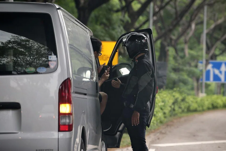 PENGGUNAAN ALAT KOMUNIKASI TELEFON BIMBIT SEMASA MEMANDU (SEKSYEN 65B) RTA