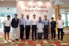 ANUGERAH TUISYEN: Encik Ng Chee Meng (lima dari kiri) bersama hadirin di majlis penyampaian Anugerah Tuisyen Bersama SHG semalam, termasuk penerima anugerah, Muhammad Shakir Shiraj Abdullah (dua dari kiri), serta Ketua Pegawai Eksekutif (CEO) Mendaki, Cik Rahayu Buang (bertudung).