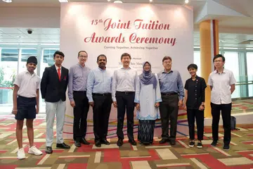 ANUGERAH TUISYEN: Encik Ng Chee Meng (lima dari kiri) bersama hadirin di majlis penyampaian Anugerah Tuisyen Bersama SHG semalam, termasuk penerima anugerah, Muhammad Shakir Shiraj Abdullah (dua dari kiri), serta Ketua Pegawai Eksekutif (CEO) Mendaki, Cik Rahayu Buang (bertudung).