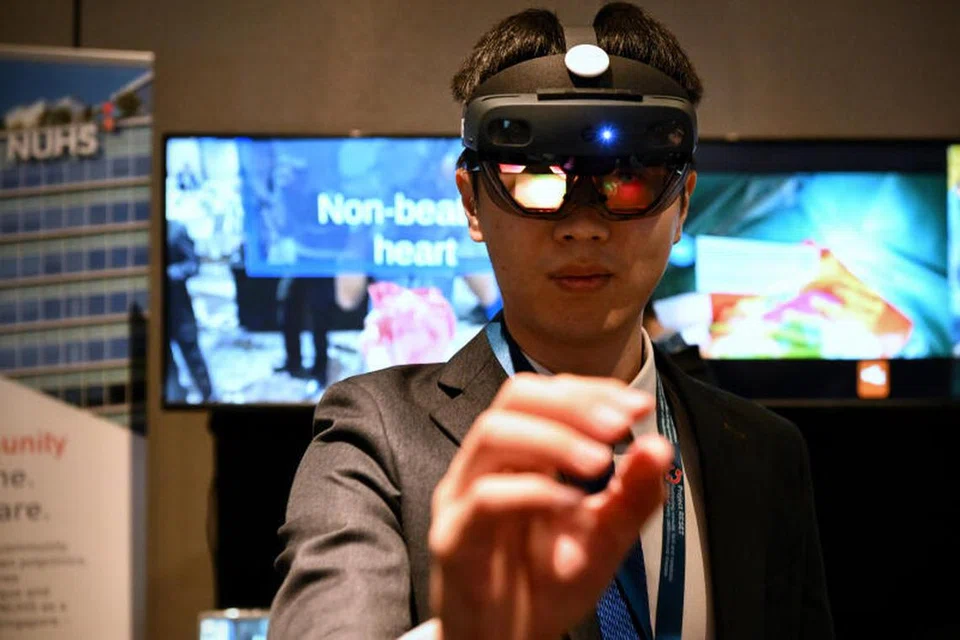 TINGKAT KEMAHIRAN: Kemajuan teknologi yang pesat, terutama sekali dalam kecerdasan buatan dan robotik, menawarkan potensi besar untuk perniagaan-perniagaan dan rakyat kita, kata Perdana Menteri, Encik Lee Hsien Loong. 