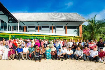  PERTEMUAN MESRA: Inilah antara 200 orang bekas guru dan pelajar Sekolah Rendah Dutchess yang mengadakan majlis pertemuan Sabtu lalu. - Foto ihsan JASMANI ABDUL RAHMAN