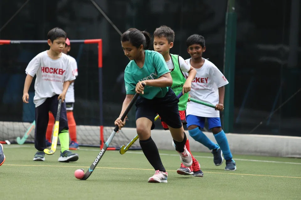 AKTIF DAN SIHAT: Ibu bapa boleh memanfaatkan kredit ActiveSG anak mereka untuk membiayai program cuti sekolah seperti kelas hoki bagi mereka meraih kemahiran sukan baru. 