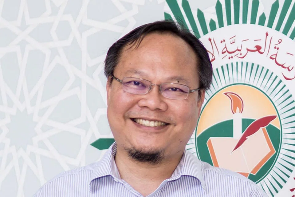 BELAJAR IKUT TEMA: Encik Herman Cher Main (atas) berkata perubahan kepada kurikulum ukhrawi di Madrasah Al-Arabiah yang kini memerlukan pelajar belajar mengikut tema telah menerima maklum balas positif dari pelajar kerana ia kini mudah difahami dan dikaitkan dengan kehidupan sebenar. - Foto BM oleh NUR DIYANA TAHA