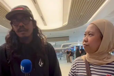 Cik Nursila Adam tiba di Balai Ketibaan Terminal 2 Lapangan Terbang Changi demi menunggu ketibaan suami tersayang, Encik Rudyanto Mohamed Talib, sejak 2 pagi pada 11 Mac. 