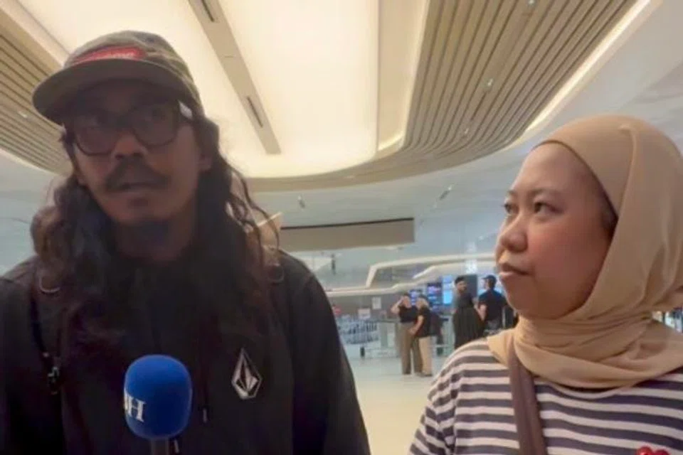 Cik Nursila Adam tiba di Balai Ketibaan Terminal 2 Lapangan Terbang Changi demi menunggu ketibaan suami tersayang, Encik Rudyanto Mohamed Talib, sejak 2 pagi pada 11 Mac. 