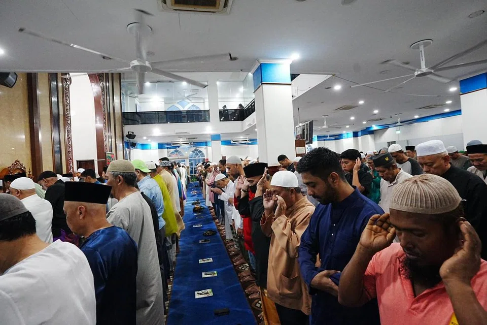 Ratusan jemaah memenuhi ruang solat Masjid Al-Istighfar untuk menunaikan solat tarawih pada 1 Mac dalam memeriahkan malam pertama bulan Ramadan.