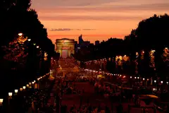 Cuaca semasa acara pembukaan Sukan Paralimpik Paris 2024 diadakan dengan penuh keindahan, berbanding dengan pembukaan Sukan Olimpik 2024 yang berlangsung semasa hujan lebat. Pembukaan Sukan Paralimpik Paris 2024 dihiasi dengan langit berwarna keemasan. 