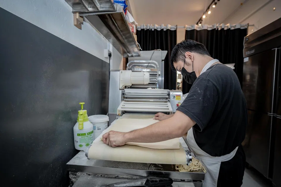 Proses menyiapkan doh bermula seawal 4 pagi.