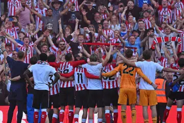Pemain Sunderland merai kejayaan bersama penyokong selepas perlawanan Liga Perdana England (EPL) antara Sunderland dengan Chelsea di Stadium of Light di Sunderland, pada 24 Mei. Pasukan tersebut menang 2-1 sekali gus mengesahkan tempat ke kejohanan Eropah.