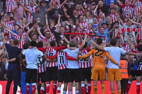 Pemain Sunderland merai kejayaan bersama penyokong selepas perlawanan Liga Perdana England (EPL) antara Sunderland dengan Chelsea di Stadium of Light di Sunderland, pada 24 Mei. Pasukan tersebut menang 2-1 sekali gus mengesahkan tempat ke kejohanan Eropah.