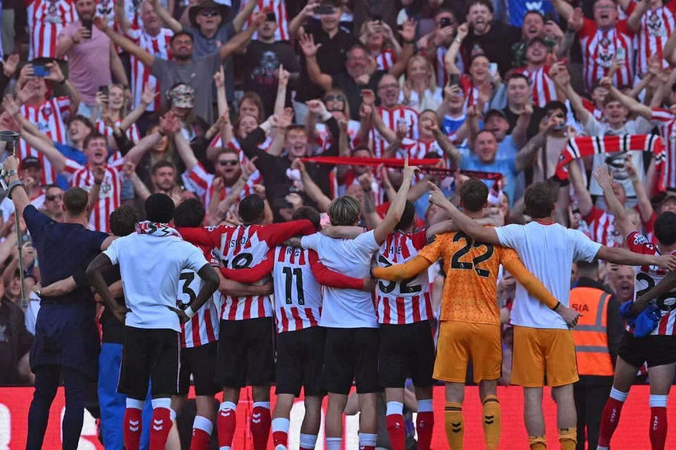 Pemain Sunderland merai kejayaan bersama penyokong selepas perlawanan Liga Perdana England (EPL) antara Sunderland dengan Chelsea di Stadium of Light di Sunderland, pada 24 Mei. Pasukan tersebut menang 2-1 sekali gus mengesahkan tempat ke kejohanan Eropah.