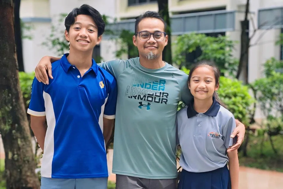 SOKONGAN PADU: Encik Mohamad Hisham Bakri (tengah) bersama anak-anaknya, Naufal Zulfiqar (kiri) dan Nufah Asyura.