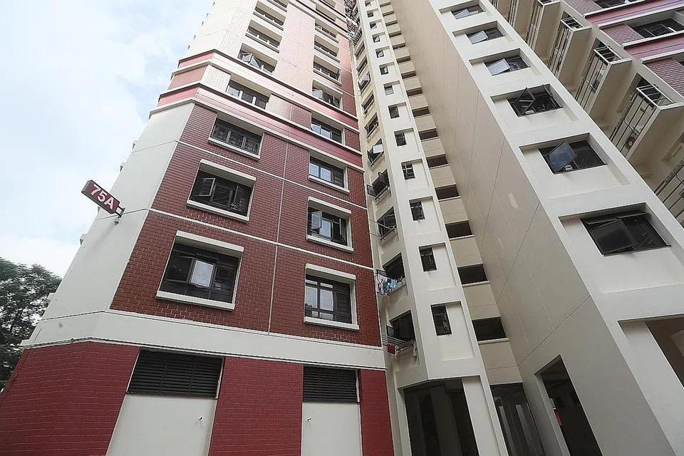 TERSERGAM: Sebuah blok flat di kawasan Redhill, salah satu kawasan yang kian menarik harga jualan semula tinggi bagi flat-flatnya. - Foto fail 