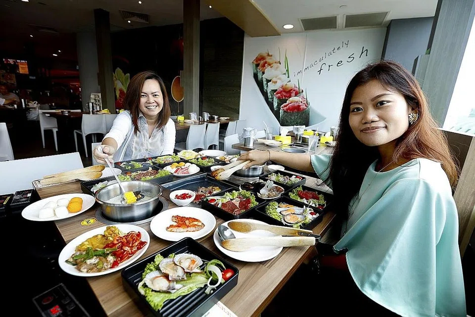 CUBA RASA: Dua kakitangan Seoul Garden Group, Cik Katherine Kee (kiri) dan Cik Liyana Ramlan berkata antara pelanggan restoran tersebut biasanya terdiri daripada kumpulan pihak korporat, dan keluarga atau sahabat handai. - Foto BM oleh ZHANG XUAN