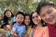 Doktor gigi dari Singapura, Dr Edward Wong (kanan), dan isterinya, Cik Karin Lee (dua dari kanan), yang sedang bercuti bersama kembar tiga dan anak bongsu lelaki mereka di Sydney, Australia, mendapati diri mereka berada di tengah-tengah satu serangan pengganasan apabila seorang lelaki bersenjata melepaskan tembakan ke arah pengunjung di Pantai Bondi pada 14 Disember. 