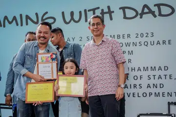 SIKAP POSITIF: Profesor Madya Dr Muhammad Faishal Ibrahim (kanan) telah melancarkan Bulan Kebapaan pada Sabtu di Kelab Masyarakat Nee Soon Central. Bersamanya ialah Encik Muhammad Hafizan Mohd Ali (kiri) dan anaknya, Naurah Insyirah Muhammad Hafizan (tengah), yang telah memenangi tempat kedua dalam peraduan ‘Jamming with Dad’.