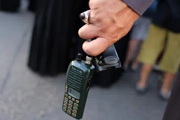 Seorang lelaki memegang alat ‘walkie talkie’ yang dikeluarkan bateri semasa pengebumian mangsa setelah beratus-ratus peranti alat kelui dan ‘walkie talkie’ meletup dalam gelombang maut di seluruh Lebanon pada 17 dan 18 September.