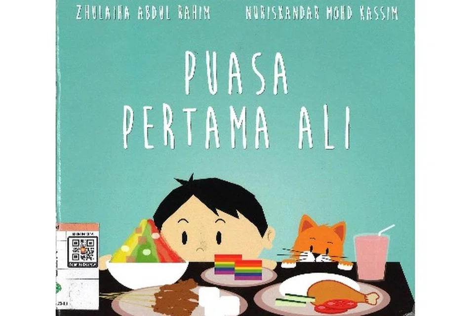 Puasa Pertama Ali
Nombor Panggilan: J SING ZHU

Setibanya Ramadan, Ali sungguh bersemangat untuk berpuasa buat kali pertama. Untuk melupakan rasa lapar dan dahaga, Ali melakukan kegiatan seperti melukis dan mewarna. Namun, dia mula terbayang makanan dan minuman kegemarannya. 