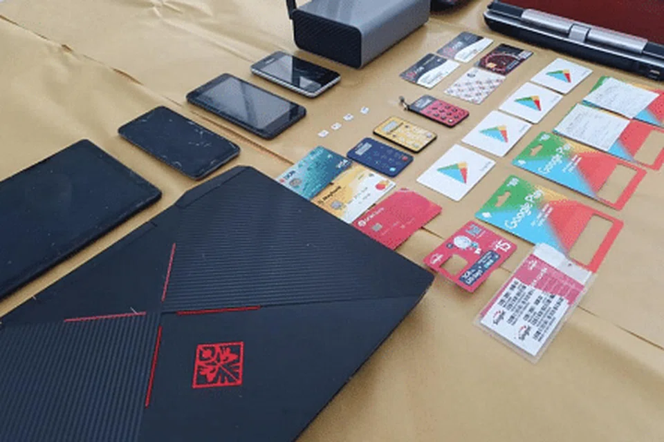 Antara barang yang dirampas daripada tertuduh. - Foto PASUKAN POLIS SINGAPURA