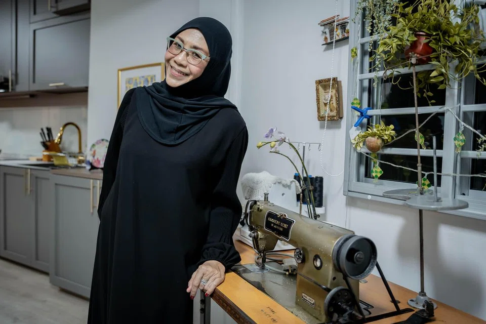 Cik Khamsaton Khamis mempunyai kemahiran menjahit sebagai hobi.