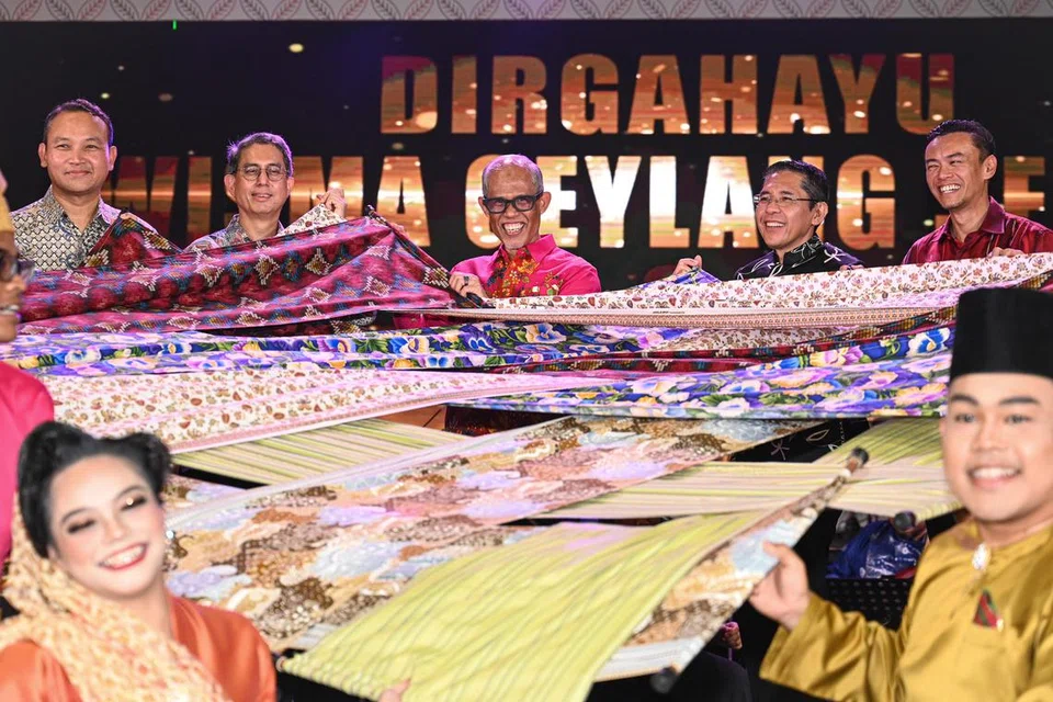 (dari kiri) Mayor CDC South East, Encik Mohd Fahmi Aliman; Menteri Negara (Ehwal Dalam Negeri merangkap Pembangunan Negara), Profesor Madya Muhammad Faishal Ibrahim; Menteri Bertanggungjawab bagi Ehwal Masyarakat Islam, Encik Masagos Zulkifli Masagos Mohamad; Menteri di Pejabat Perdana Menteri merangkap Menteri Kedua (Ehwal Luar merangkap Pendidikan), Dr Mohamad Maliki Osman; dan Anggota Parlimen GRC Jalan Besar, Dr Wan Rizal Wan Zakariah ‘menganyam’ kain bagi melambangkan warisan budaya sebagai pembukaan konsert meraikan ulang tahun keenam Wisma Geylang Serai di Persada Budaya pada 25 Januari.