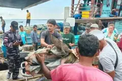 Kru yang diselamatkan daripada bot nelayan yang terbakar tiba di Pelabuhan Belawan di Medan, Sumatera Utara, pada 7 April.