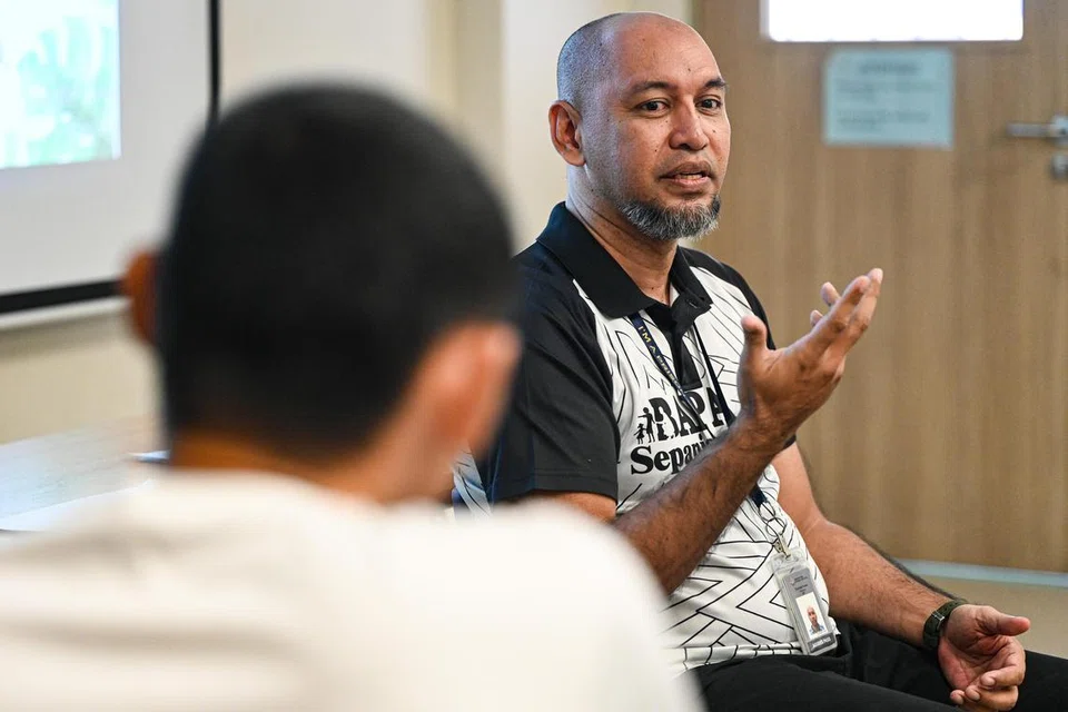 Sukarelawan Pusat Kebapaan (CFF), Encik Bramsha Osman, yang kini pengerusi jawatankuasa sukarelawan penjara, menyokong dan membimbing banduan dalam memperkukuh peranan sebagai bapa serta membina semula hubungan kekeluargaan yang positif.