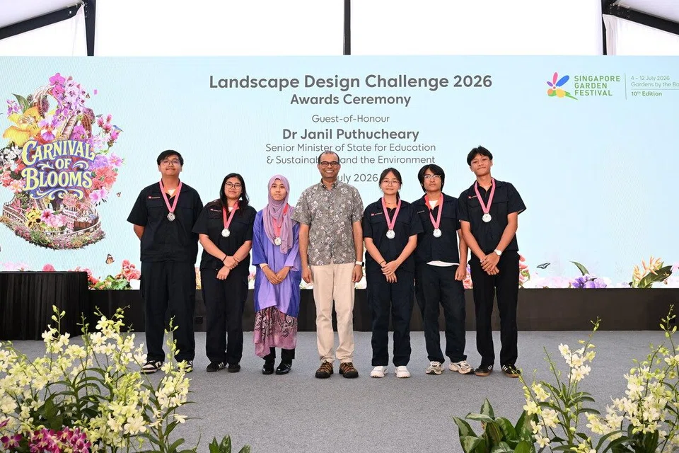 Cik Nur Izzati Sofiya Mohamad Riduan (tiga dari kiri), 20 tahun, mengetuai pasukannya dari Institut Pendidikan Teknikal (ITE) Kolej Timur, yang meraih Anugerah Perak dalam pertandingan ‘Cabaran Reka Bentuk Landskap’ di Festival Taman Singapura 2026.