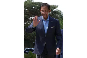 PERERAT HUBUNGAN: Sultan Hassanal Bolkiah dijangka bertemu Presiden Halimah Yacob dan Perdana Menteri Encik Lee Hsien Loong. - Foto AFP