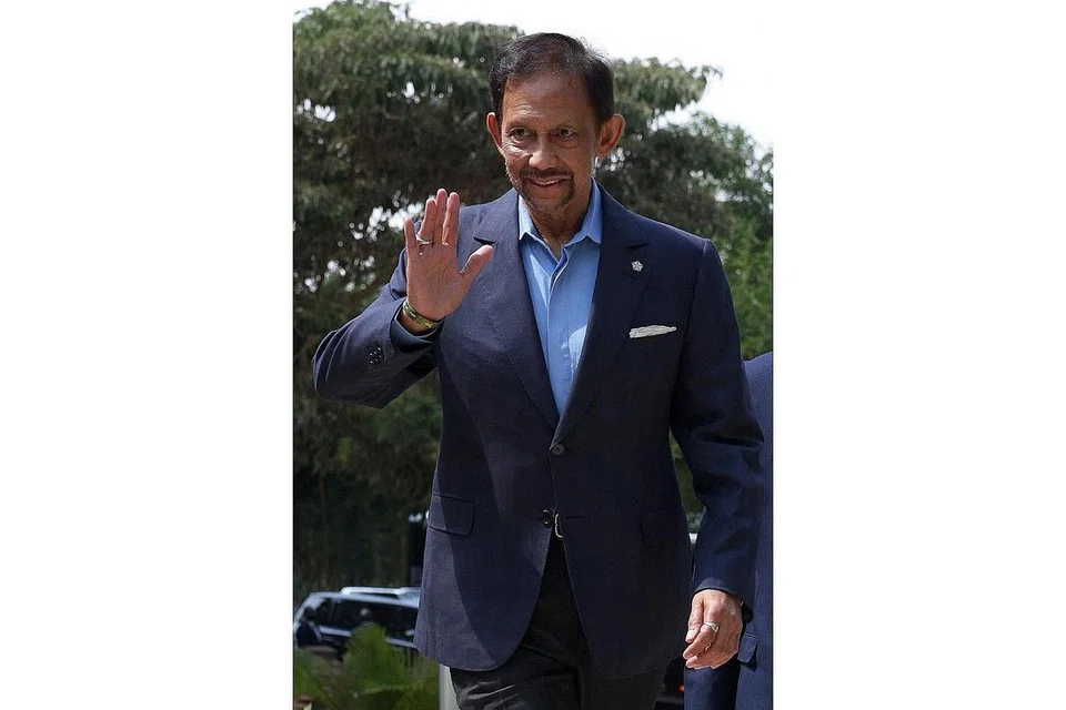 PERERAT HUBUNGAN: Sultan Hassanal Bolkiah dijangka bertemu Presiden Halimah Yacob dan Perdana Menteri Encik Lee Hsien Loong. - Foto AFP