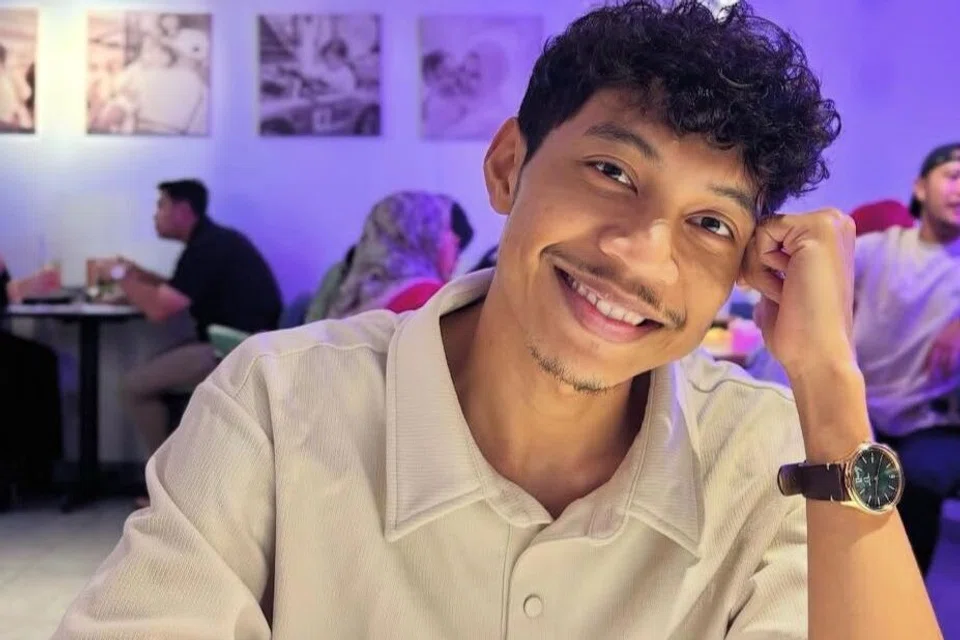 Penyanyi dan penggubah lagu Malaysia, Muhammad Fahimi Rahmat, 28 tahun, mula mencuri perhatian di wadah perkongsian video ringkas, TikTok, dengan lagu ciptaannya, ‘Angau’.