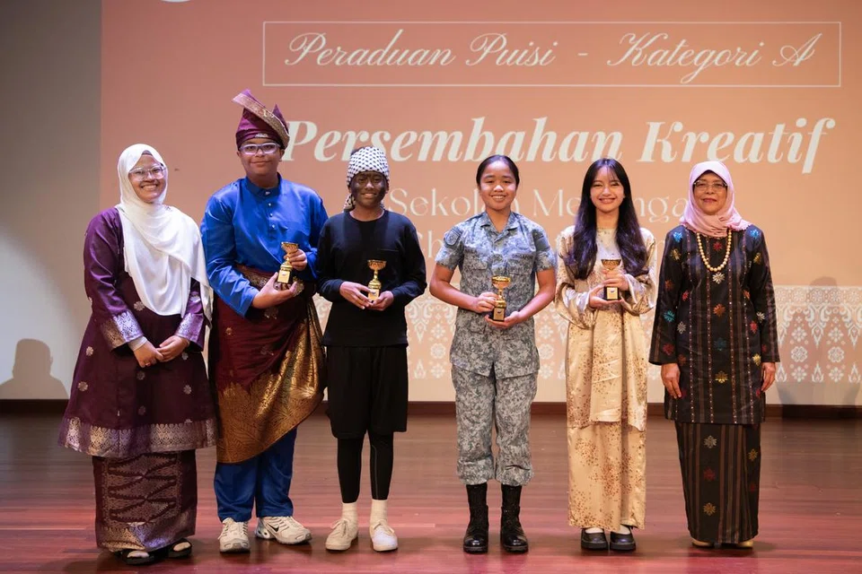 Pelajar Sekolah Menengah Changkat Changi muncul juara bagi Peraduan Puisi (Kategori A) dan Piala Persembahan Kreatif pada acara Sayembara Bisikan Pena 2024.
