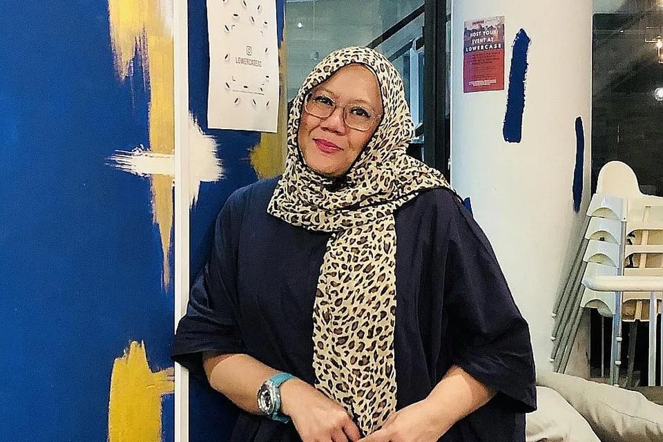 KENANG DETIK EMAS: Shakhila Hamid, vokalis band rok Yezz, yang terkenal dengan lagu 'Bicara Rindu', menghargai peluang membangunkan kerjaya seni sebagai antara segelintir roker wanita Singapura pada 1980-an dan 1990-an. - Foto BH oleh HARYANI ISMAIL