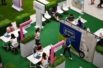 Di bawah Skim Bantuan Pencari Kerja SkillsFuture, individu pencari kerja akan layak menerima bantuan kewangan jika mereka aktif menyertai kegiatan mencari pekerjaan, seperti menghadiri pameran kerjaya, mengemas kini resume mereka dan mendapatkan bimbingan kerjaya.