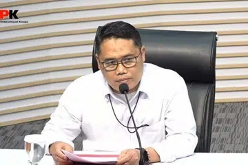 Ttimbalan penguatkuasa Suruhanjaya Pemberantasan Korupsi (KPK), Encik Asep Guntur Rahayu,  mengumumkan pertuduhann terhadap Bupati Cilacap kerana didakwa memeras ugut sebanyak Rp 610 juta  daripada 47 agensi wilayah dan syarikat milik daerah..